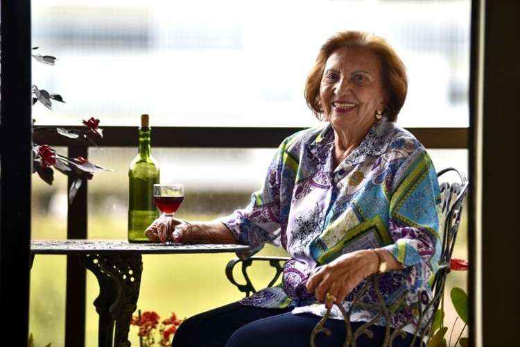 À noite, quando chega em casa, Ignez toma uma taça de vinho para relaxar do dia, geralmente, atribulado. Ao lado, detalhe do convite de aniversário