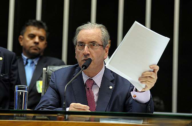 Eduardo Cunha avalia possibilidade de cortar repasses da União para o plano de saúde dos servidores, o Pró-Saúde. Servidores realizaram novo protesto hoje