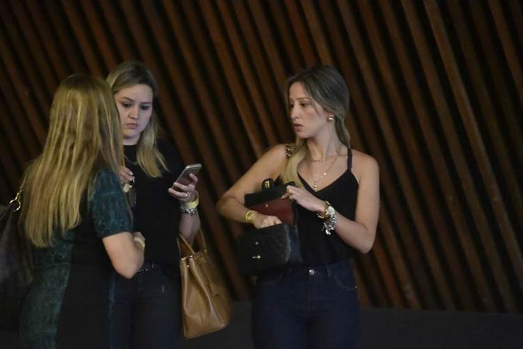 Foto: Familiares, amigos e fãs se despedem de Cristiano Araújo e da  namorada do cantor, Allana Moraes, no Centro Cultural Oscar Niemeyer, em  Goiânia, nesta quinta-feira, 25 de junho de 2015 - Purepeople