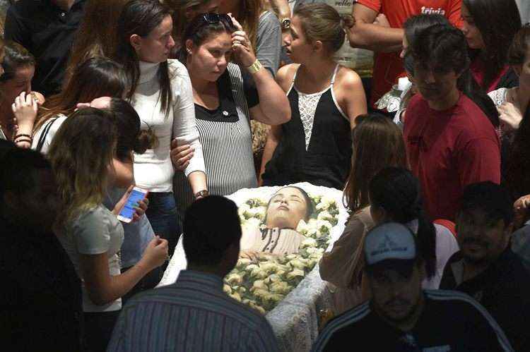 Foto: Familiares, amigos e fãs se despedem de Cristiano Araújo e da  namorada do cantor, Allana Moraes, no Centro Cultural Oscar Niemeyer, em  Goiânia, nesta quinta-feira, 25 de junho de 2015 - Purepeople