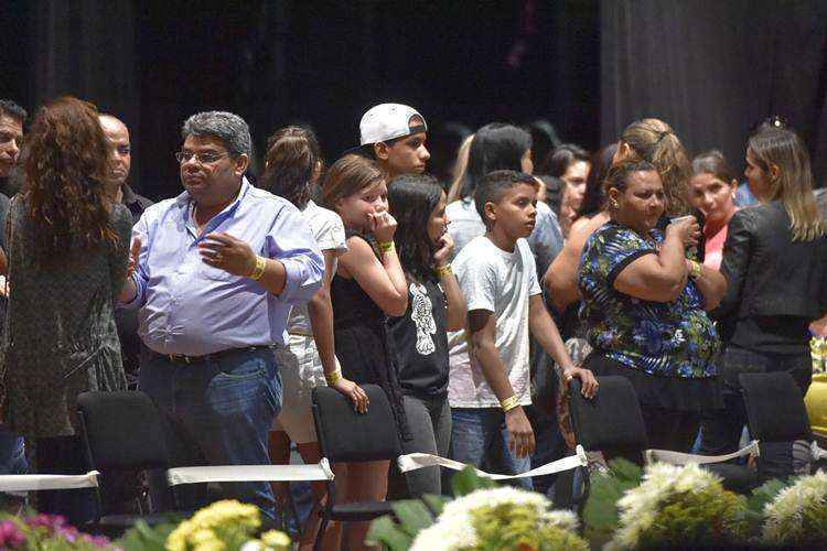 Familiares, amigos e fãs se despedem de Cristiano Araújo em Goiânia