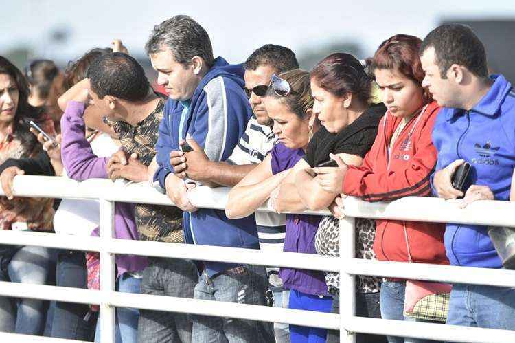 Sepultamento do cantor sertanejo Cristiano Araújo acontece na manhã desta  quinta