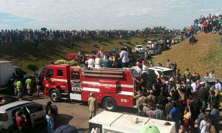 Corpo de Cristiano Araújo é colocado sobre o carro do Corpo de Bombeiros: emoção