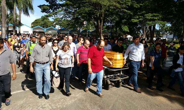 Corpos de Cristiano Araújo e namorada vão seguir em cortejo por Goiânia