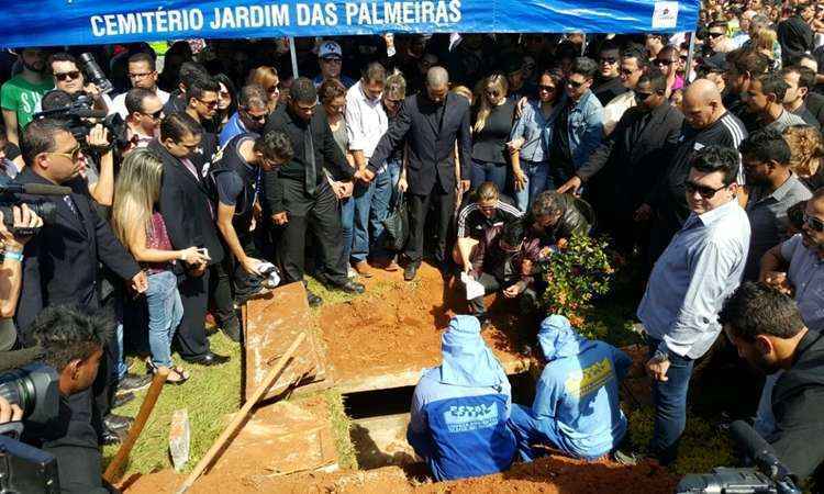 Funcionários do cemitério cobrem caixão: pai do cantor acompanhou cerimônia até o final