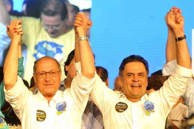 Alckmin e Aécio, durante a convenção: tucanos apontam governo petista no fundo do posto e sem chances de reabilitação