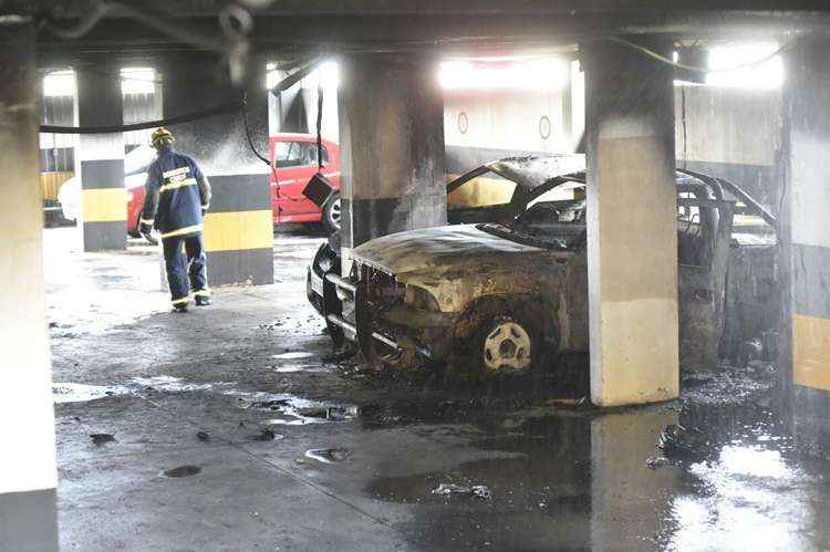 Carros incendiados na garagem do prédio