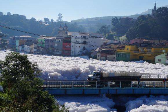 Poluição do Rio Tietê, em Pirapora do Bom Jesus, causada pelo despejo de dejetos