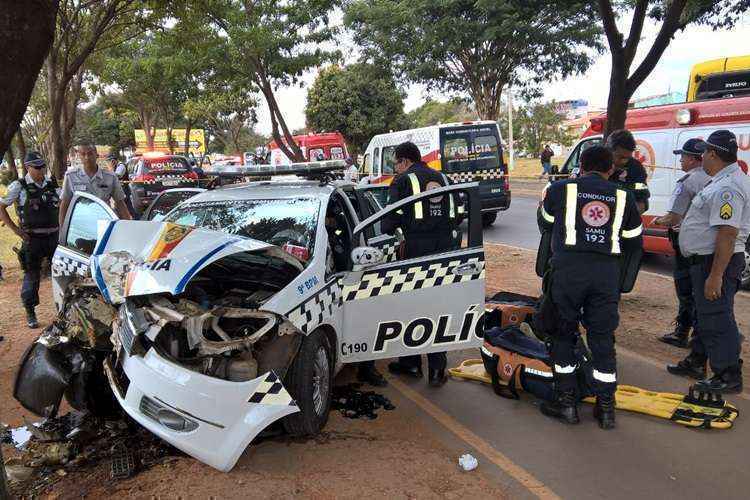 Carro da corporação ficou com a frente destruída