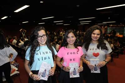 Fãs da autora, jovens customizaram camiseta com nome da série de livros