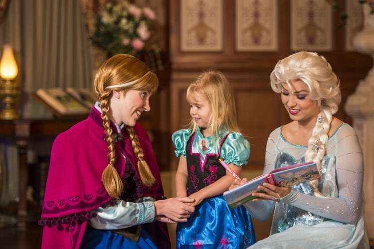 A rainha Elsa e a princesa Ana, de Frozen, são duas das personagens mais procuradas no Magic Kingdom: tire foto e peça autógrafos