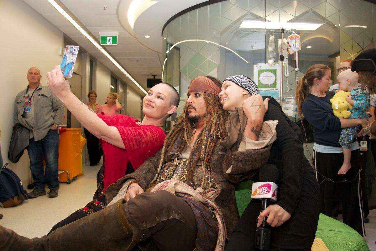 O capitão Jack Sparrow tira selfies com fãs em hospital