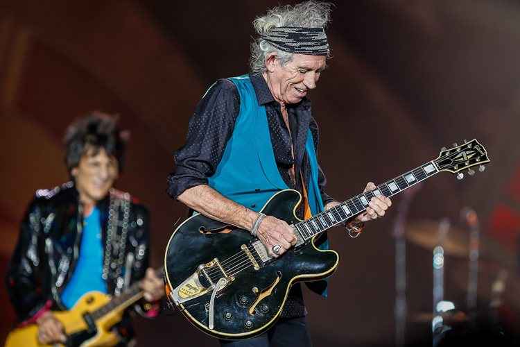 Além de tocar guitarra, Richards canta nas faixas de seu terceiro álbum, uma raridade para os fãs dos Stones que estão acostumados com a voz do líder Mick Jagger