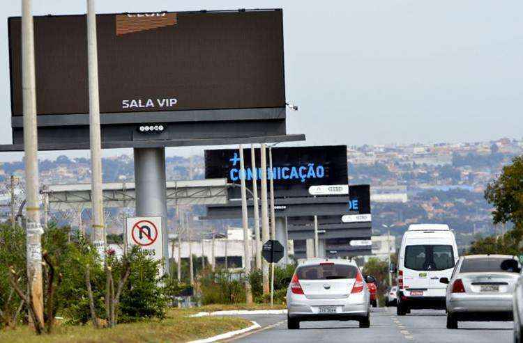 Placas no caminho do Aeroporto JK: permissão por um ano