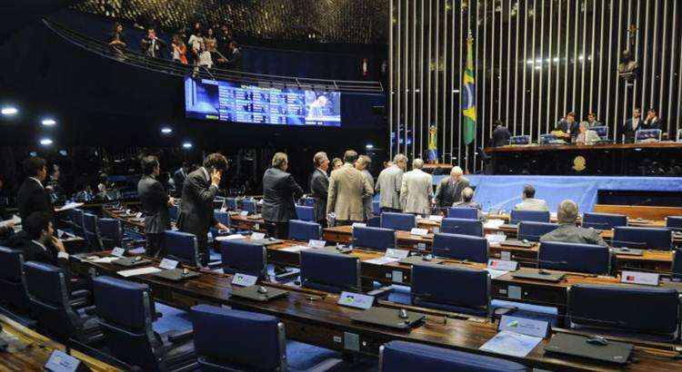 A LDO, no entanto, ainda não foi aprovada na Comissão Mista de Orçamento (CMO), que neste momento também é tumultuada pela análise das contas da presidente Dilma