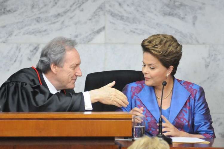 Presidente Dilma afirmou na Itália que aumento é inviável no momento