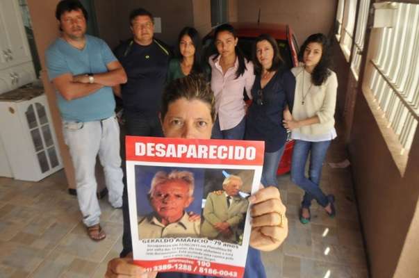 Busca incessante: Zilda Amâncio (azul), 50 anos, segura o cartaz de desaparecido do pai, Geraldo Amâncio.