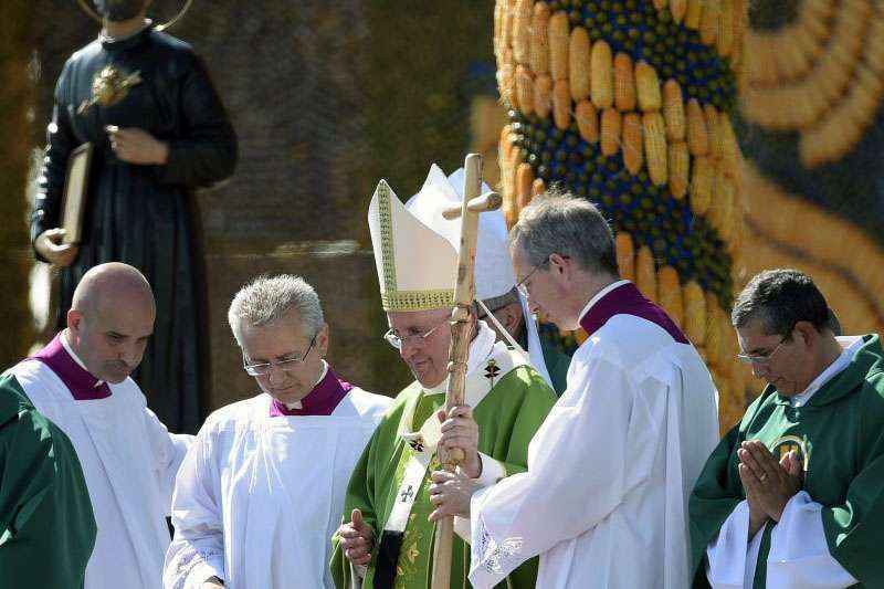 Diante de mais de 500.000 pessoas, o papa fez uma homilia muito solene no complexo militar de Ñu Guazú