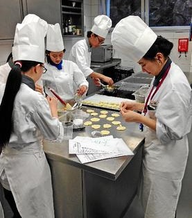 Alunos do Culinary Arts Academy, do Swiss Education Group, em Bouveret, SuÃ­Ã§a