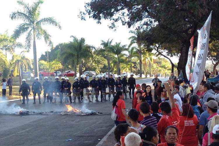 Manifestantes obstruem vias próximo à Secretaria de Fazenda