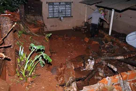 Tempestade destrói casas no Paraná