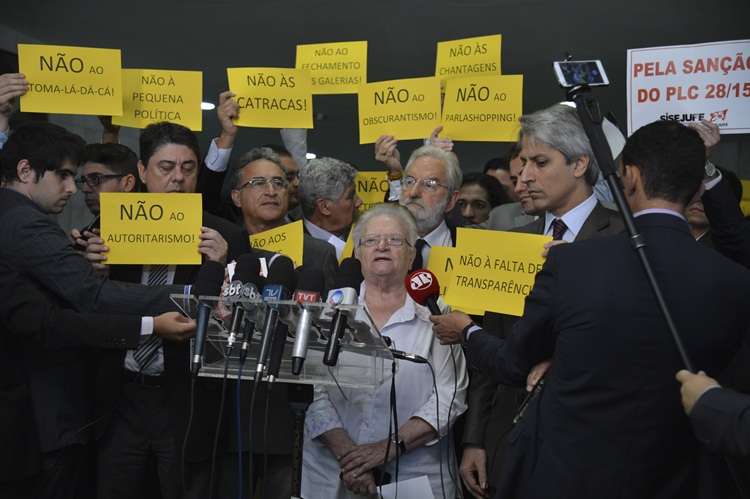 Deputada Luiza Erundina (PSB-SP) protesta, acompanhada de deputados de Alessandro Molon (PT-RJ) e Chico Alencar (PSOL-RJ), entre outros