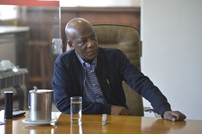 O embaixador Mr. Mphakama Nyangweni Mbete