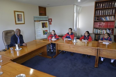 Alunas na sala de reuniões da embaixada