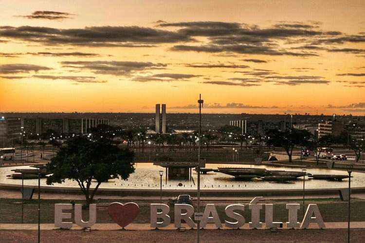 Amanhecer na área central de Brasília