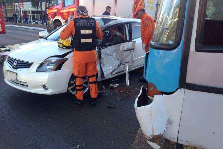 Acidente entre ônibus e carro na Asa Norte