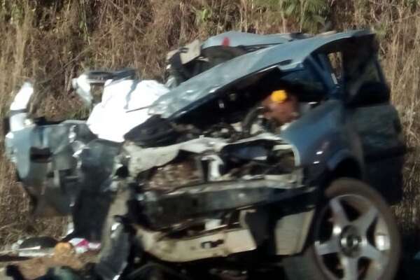 Um dos carros ficou destruído no acidente