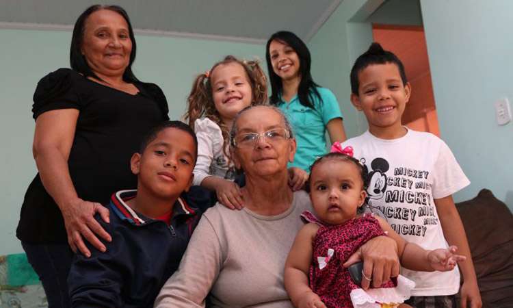 Aos 73 anos, Conceição Ferreira da Silva (centro) ainda assegura que nada falte aos  filhos, netos e bisnetos