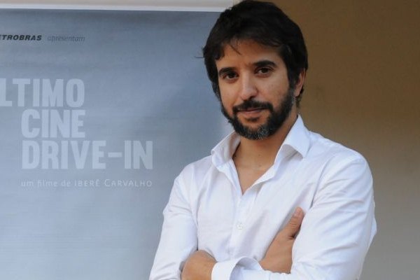 Iberê Carvalho comanda o ator Othon Bastos em cena de O último Cine Drive-in