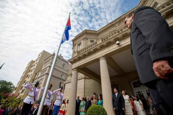 Bandeira de Cuba é hasteada no Departamento de Estado norte-americano