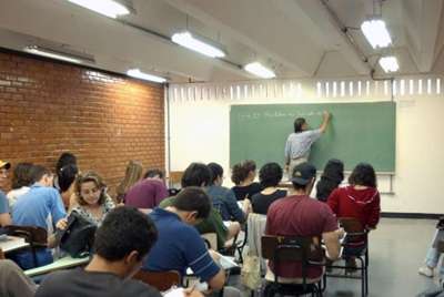 As novas regras para o Fies preveem que os cursos com notas 5 e 4 %u2013 conceitos máximos nas avaliações do ministério - deverão ter mais vagas ofertadas pelas instituições de ensino superior