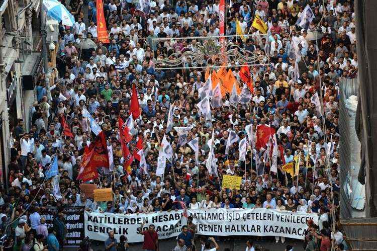 Milhares de manifestantes foram às ruas protestar em Istambul: ataque a centro cultural ocorreu no local onde ativistas se reuniam para preparar missao de ajuda aos civis de Kobane, na Síria