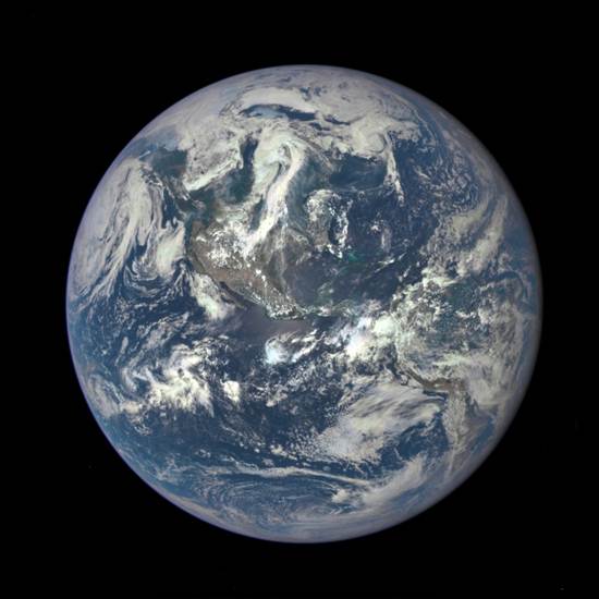 A Nasa divulgou nesta segunda-feira (21/7) uma nova imagem do planeta Terra. A foto foi capturada por uma câmera do Observatório Climático do Espaço Profundo (DSCOVR) no último dia 6. É a primeira vez que a Terra aparece totalmente iluminada pelo sol. A câmera Epic, responsável pelo registro, fará imagens diárias do planeta azul, que serão divulgadas em setembro. As imagens serão capturadas e transmitidas de 12 a 36 horas após o clique e será a primeira vez que cientistas estudarão as mudanças diárias do planeta.