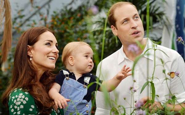 No primeiro ano de George, o Palácio de Kensington divulgou fotos dele, com os pais, durante uma visita privada para uma exposição de borboletas no Museu de História Natural, em Londres