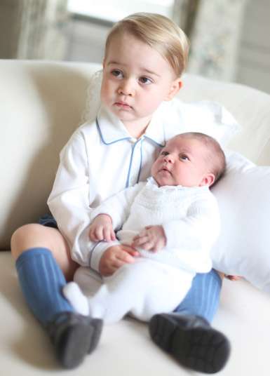 Em 2 de maio, o príncipe George se tornou irmão da princesa Charlotte. As fotos de apresentação dos dois, feitas pela própria duquesa de Cambridge, renderam muitos cliques nas redes sociais