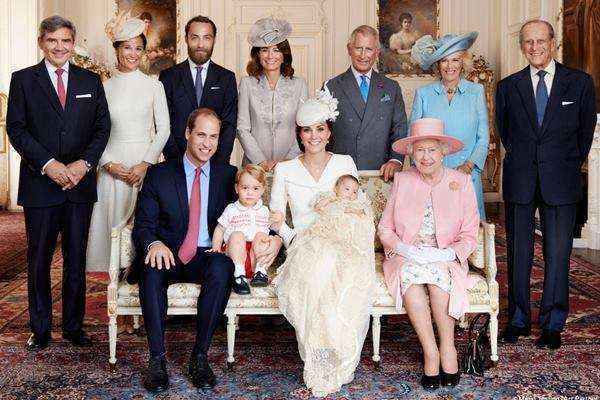 O pequeno príncipe em foto recente divulgada pelo Palácio de Kensington com a família real durante o batizado da princesa Charlotte