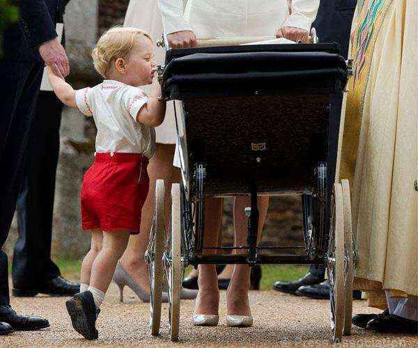 O pequeno George desempenhando o papel de irmão mais velho ao olhar a princesa durante evento