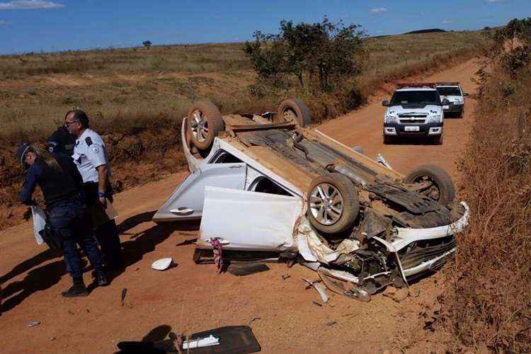 Após assaltar mercado, dupla capota carro e é presa em São Sebastião