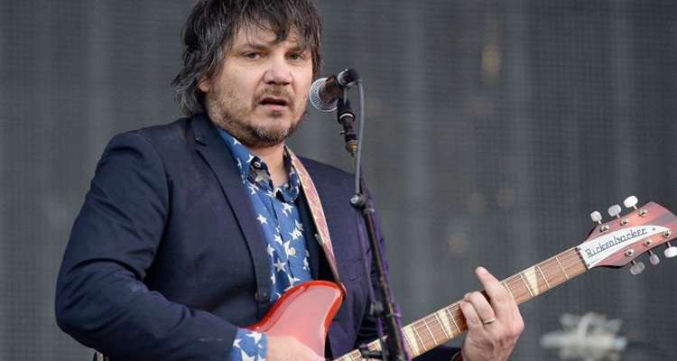 Jeff Tweedy e a banda Wilco também pegou o público de surpresa com o lançamento de novo disco