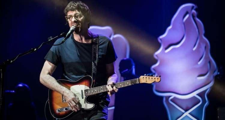 Guitarrista Graham Coxon em performance com o Blur: banda volta a ativa após 12 anos de hiato