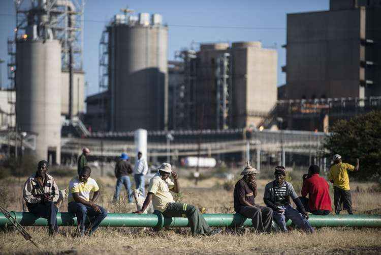 Mineradores de platina de Marikana, África do Sul, esperando pelo final da última greve que ocorreu em 2014