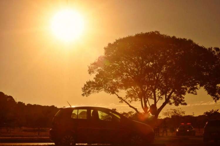 Durante a tarde, a temperatura aumenta