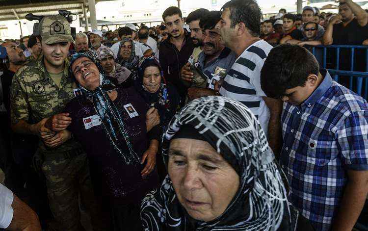 Desolamento da família de um dos soldados mortos pelo ataque de extremistas sírios à Turquia