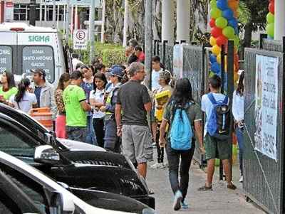 Associação de pais sugere que a família aproveite o retorno para acompanhar o desempenho escolar dos filhos