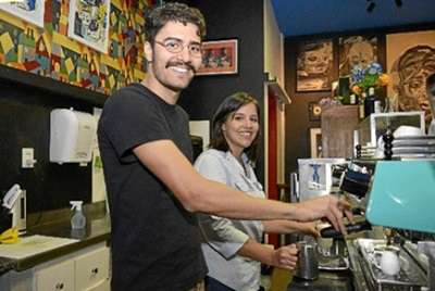 Lucas e Luciana ensinam os clientes a apreciarem bons cafés e uísques e, assim, formam um público exigente