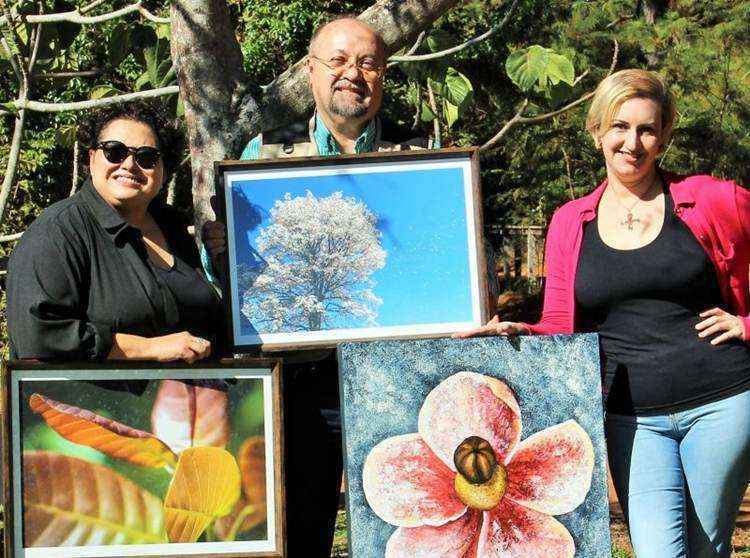 Cynthia Pastor (E), Sílvio Wolff e Wâniah Ferreira são autores da mostra Floradas e texturas do cerrado (fotos no alto), que abre as festividades